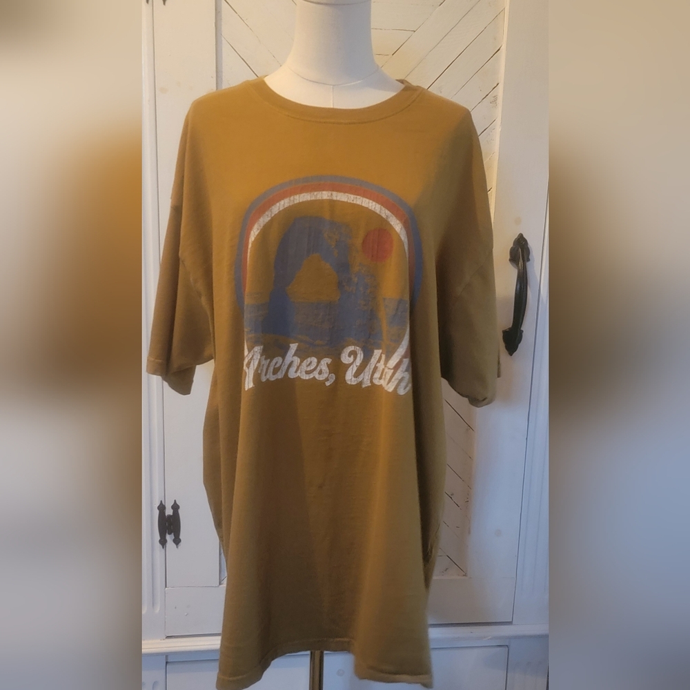 Girl Dangerous Arches Utah Tee Size M/L